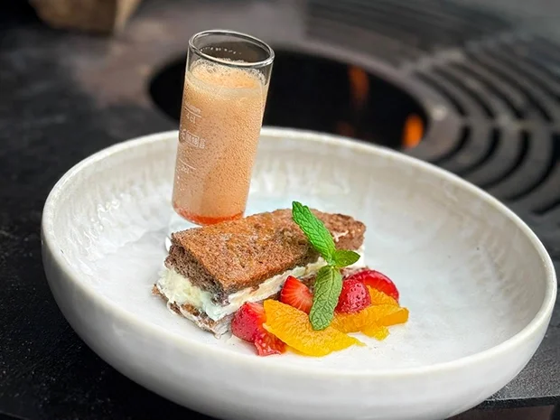 Schokoschnitte mit Cremefüllung, Erdbeer-Zitrussalat und Espuma vom Stieleis (Tony Bauer) - Rezept - Bild Nr. 2