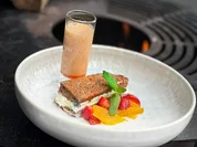 Rezept: Schokoschnitte mit Cremefรผllung, Erdbeer-Zitrussalat und Espuma vom Stieleis (Tony Bauer) Bild Nr. 2 Schokoschnitte mit Cremefรผllung, Erdbeer-Zitrussalat und Espuma vom Stieleis (Tony Bauer) - Rezept - Bild Nr. 2