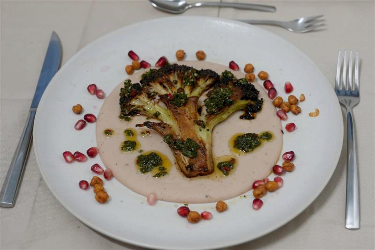Rezept: Brokkolisteak auf Bohnenpüree mit Chimichurri Bild Nr. 17517 Brokkolisteak auf Bohnenpüree mit Chimichurri - Rezept - Bild Nr. 17517