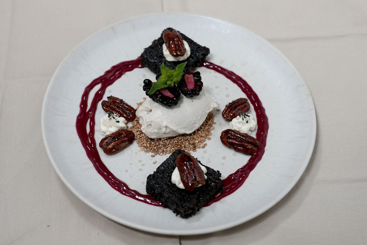 Sesam-Eis mit Miso-Schokoladen-Brownie und karamellisierten Pekannüssen - Rezept - Bild Nr. 17517