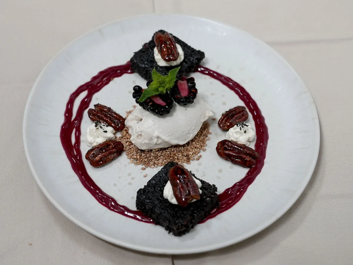 Sesam-Eis mit Miso-Schokoladen-Brownie und karamellisierten Pekannüssen - Rezept - Bild Nr. 17517