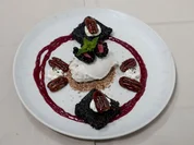 Sesam-Eis mit Miso-Schokoladen-Brownie und karamellisierten Pekannüssen - Rezept - Bild Nr. 17517