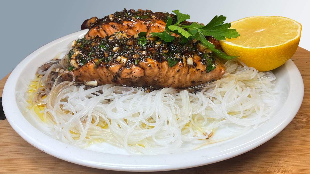Honig-Knoblauch-Lachs mit Reisnudeln - Rezept - Bild Nr. 17518