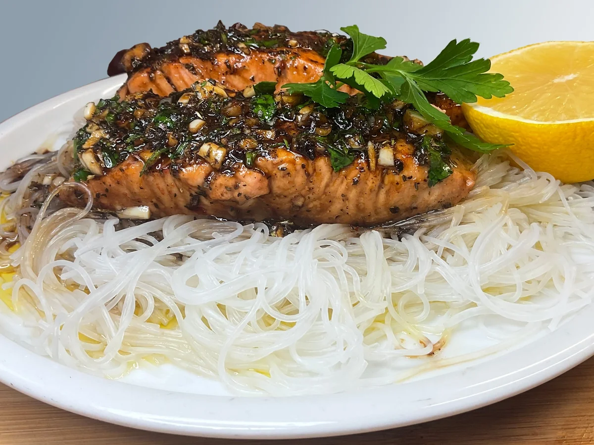 Honig-Knoblauch-Lachs mit Reisnudeln - Rezept - Bild Nr. 17518