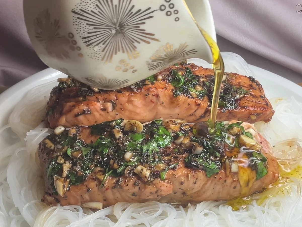 Honig-Knoblauch-Lachs mit Reisnudeln - Rezept - Bild Nr. 17531