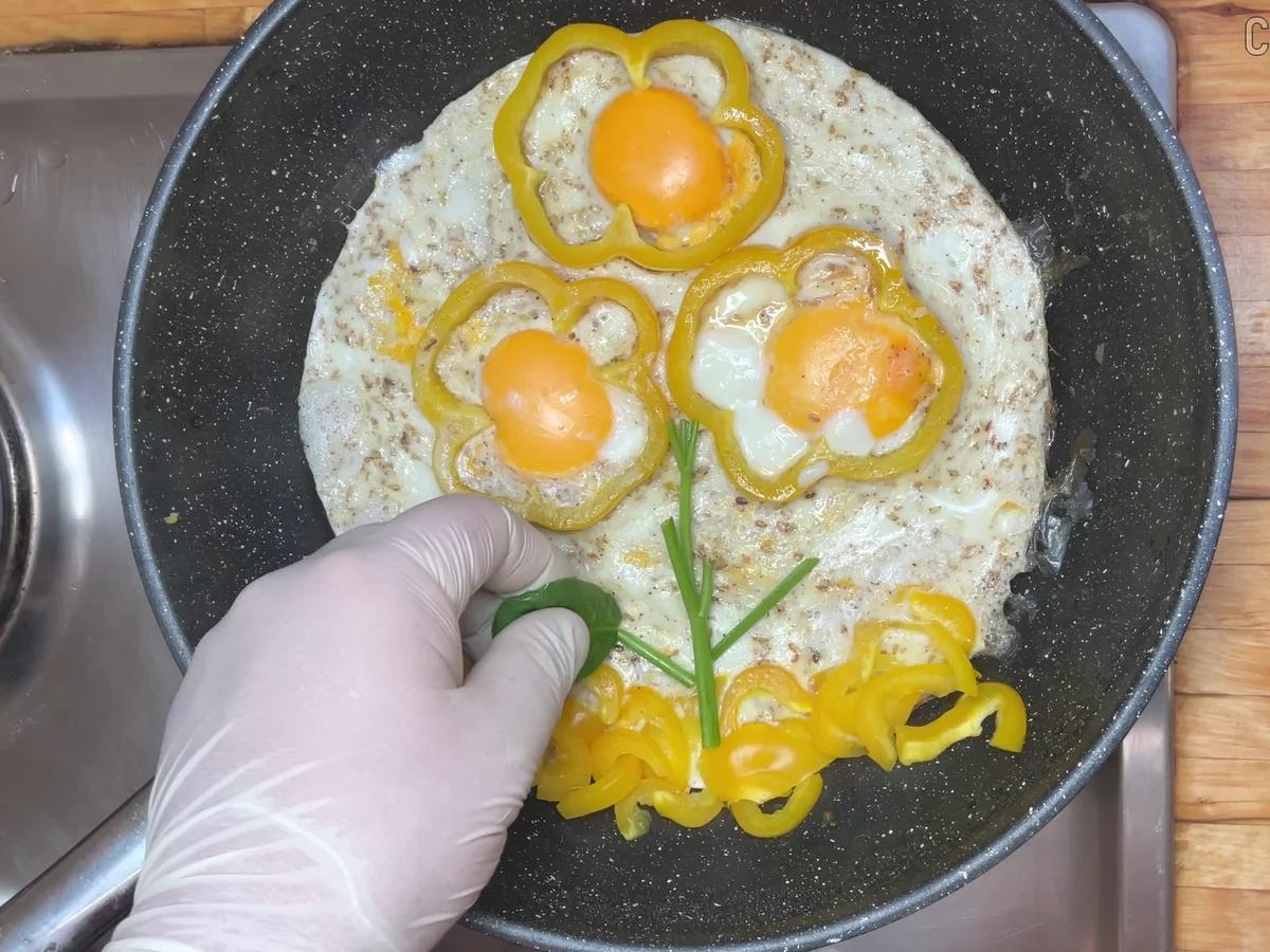 Spiegeleier in Form einer gelben Blume - Rezept - Bild Nr. 17525