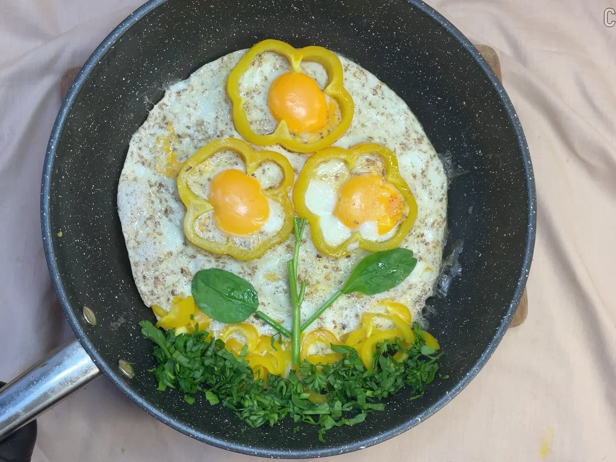 Spiegeleier in Form einer gelben Blume - Rezept - Bild Nr. 17526