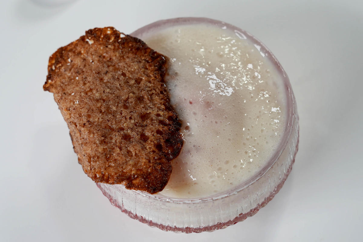 Rezept: Wassermelonen-Eis mit veganer Sahne und Haselnuss-Hippe Bild Nr. 2 Wassermelonen-Eis mit veganer Sahne und Haselnuss-Hippe - Rezept - Bild Nr. 2