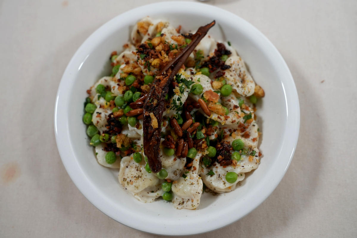 Handgemachte Orecchiette in Joghurt-Sauce mit frischen Erbsen und Pita-Brot - Rezept - Bild Nr. 17518