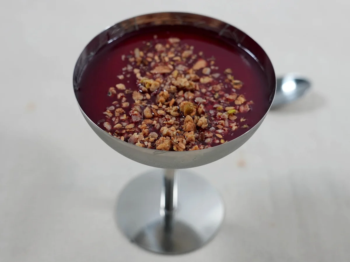 Kokos-Malabi mit Pflaume-Estragon-Sirup und Tahini-Crunch - Rezept - Bild Nr. 2