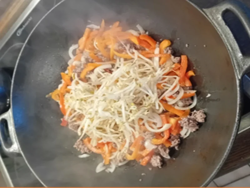 Paprika und Sojabohnensprossen mit Rinderhackfleisch und Basmatireis - Rezept - Bild Nr. 10