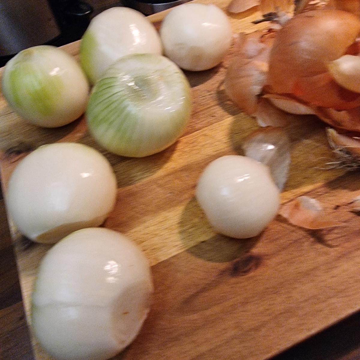 Rezept: Zwiebelsuppe mit Käse-Brotwürfeln Bild Nr. 17521 Zwiebelsuppe mit Käse-Brotwürfeln - Rezept - Bild Nr. 17521