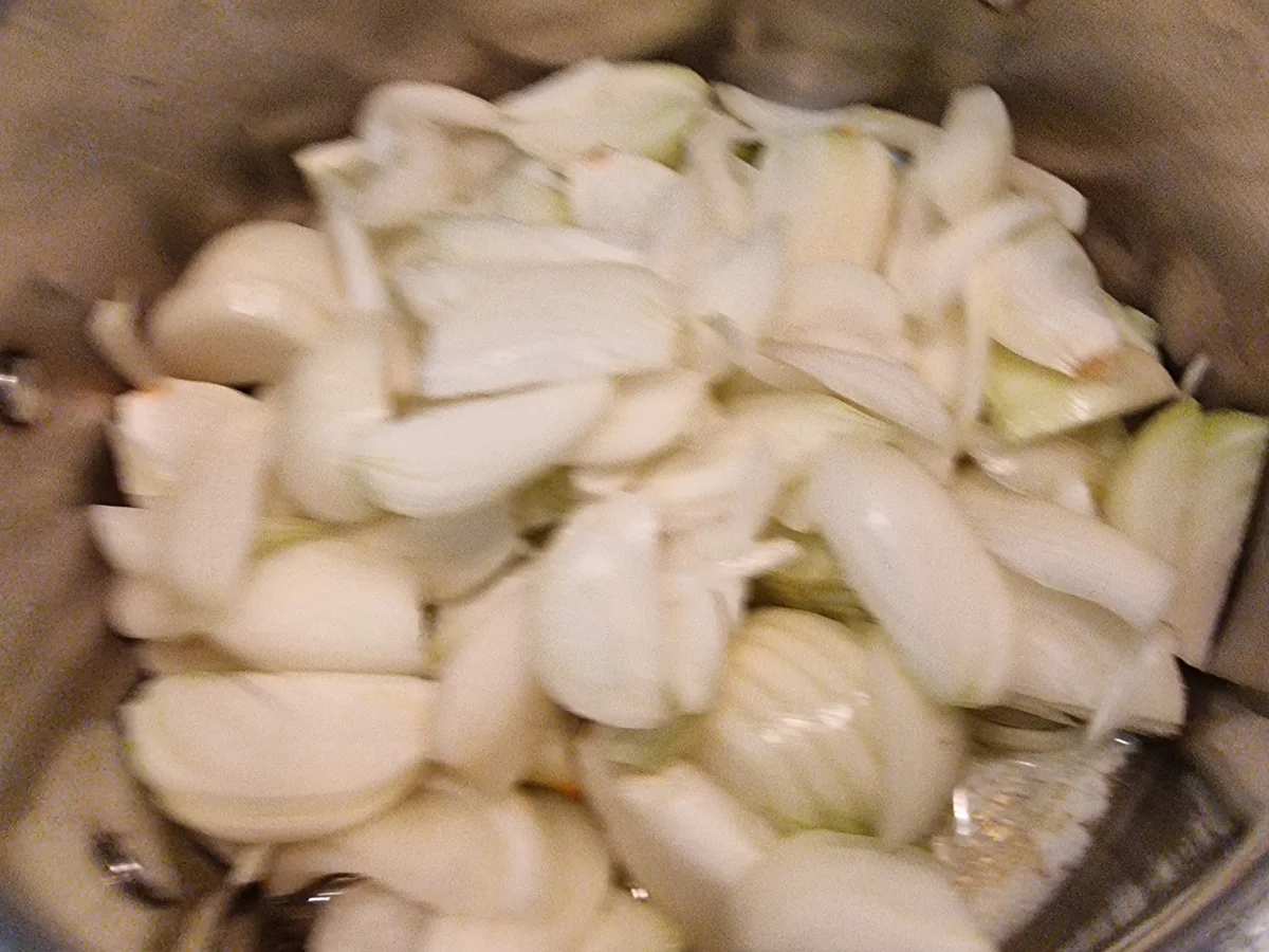 Rezept: Zwiebelsuppe mit Käse-Brotwürfeln Bild Nr. 17523 Zwiebelsuppe mit Käse-Brotwürfeln - Rezept - Bild Nr. 17523