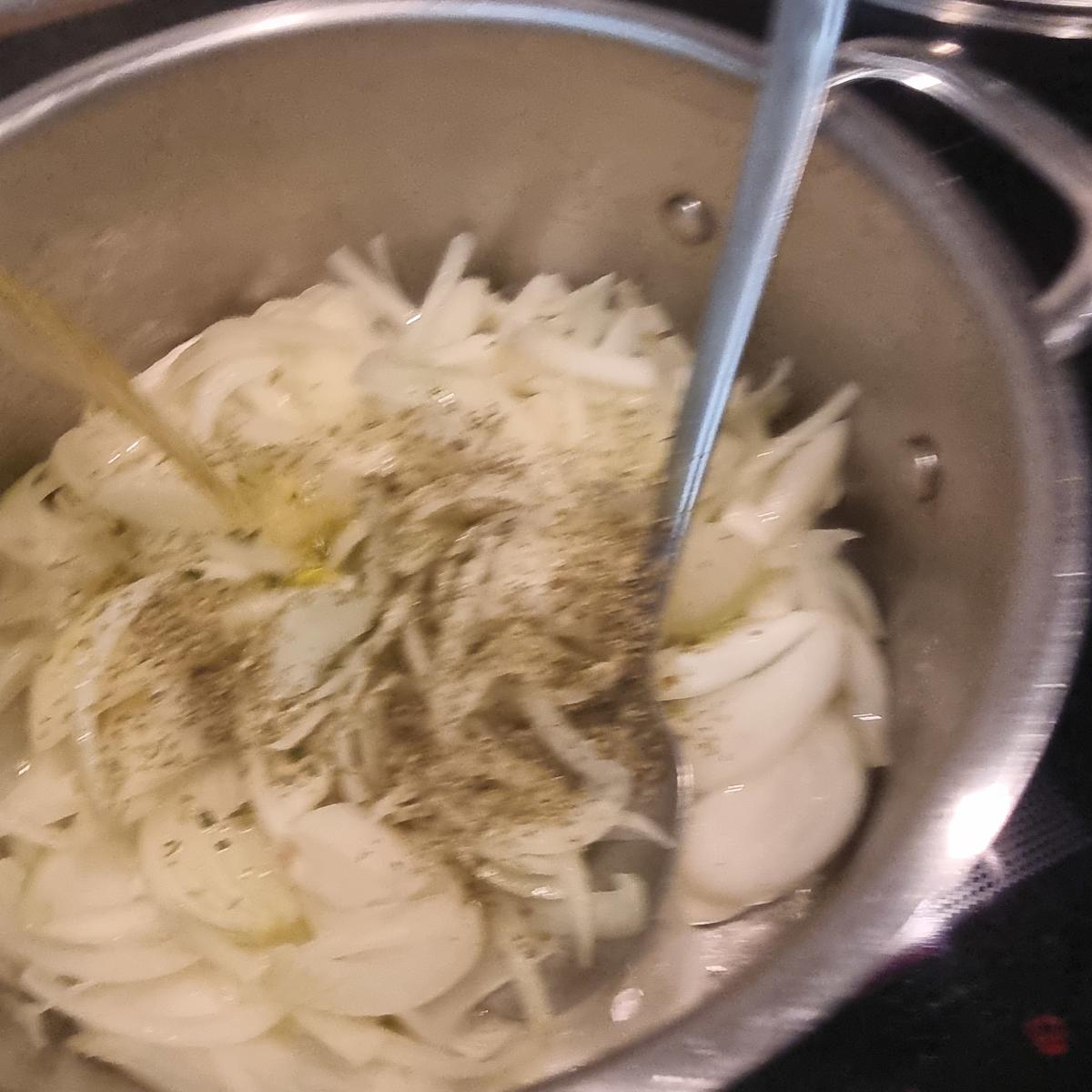 Rezept: Zwiebelsuppe mit Käse-Brotwürfeln Bild Nr. 17524 Zwiebelsuppe mit Käse-Brotwürfeln - Rezept - Bild Nr. 17524