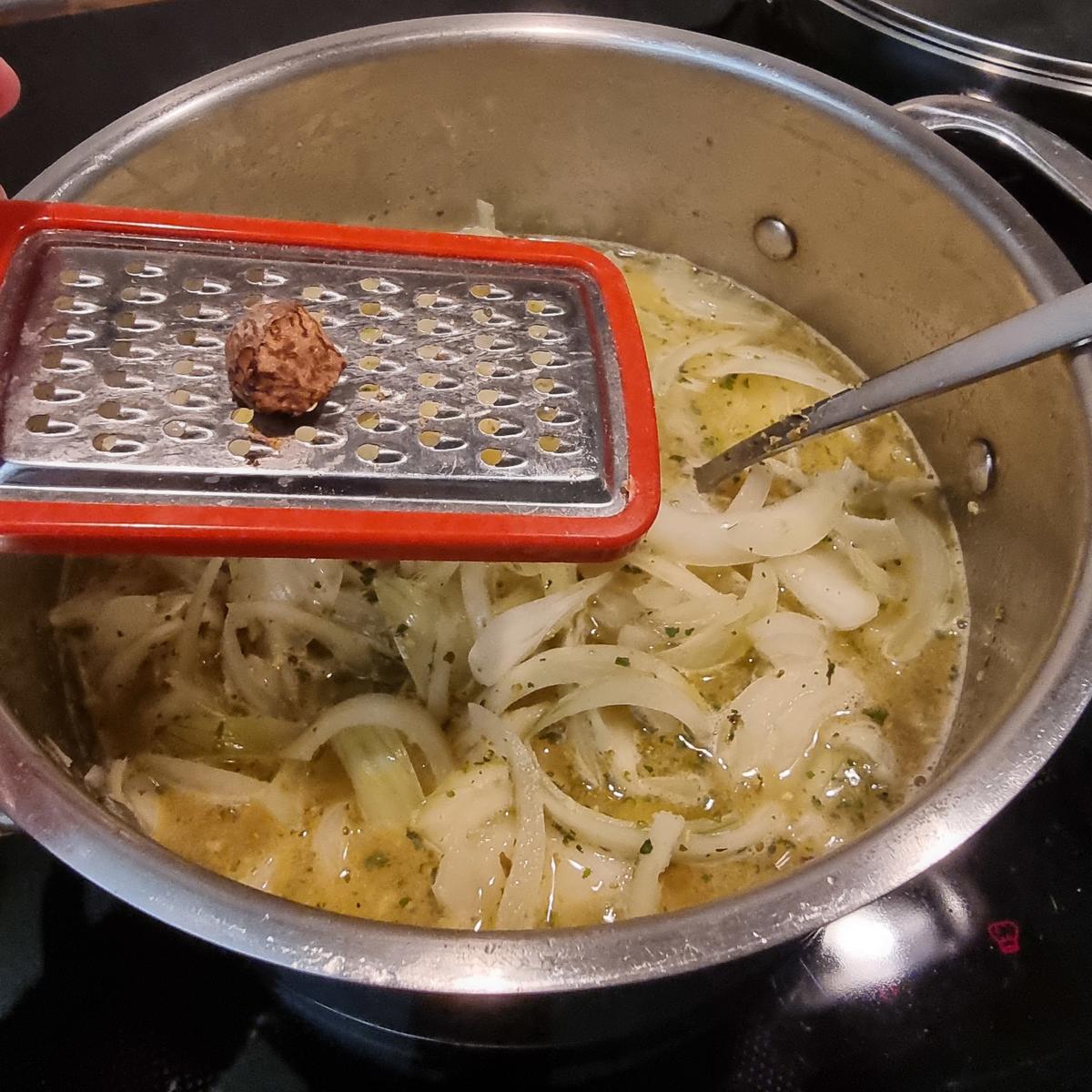 Rezept: Zwiebelsuppe mit Käse-Brotwürfeln Bild Nr. 17525 Zwiebelsuppe mit Käse-Brotwürfeln - Rezept - Bild Nr. 17525