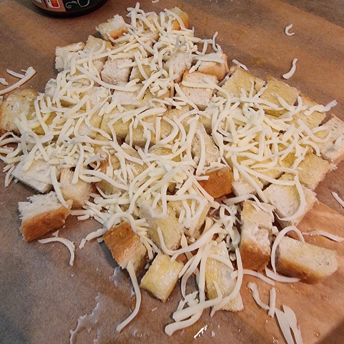 Rezept: Zwiebelsuppe mit Käse-Brotwürfeln Bild Nr. 17530 Zwiebelsuppe mit Käse-Brotwürfeln - Rezept - Bild Nr. 17530