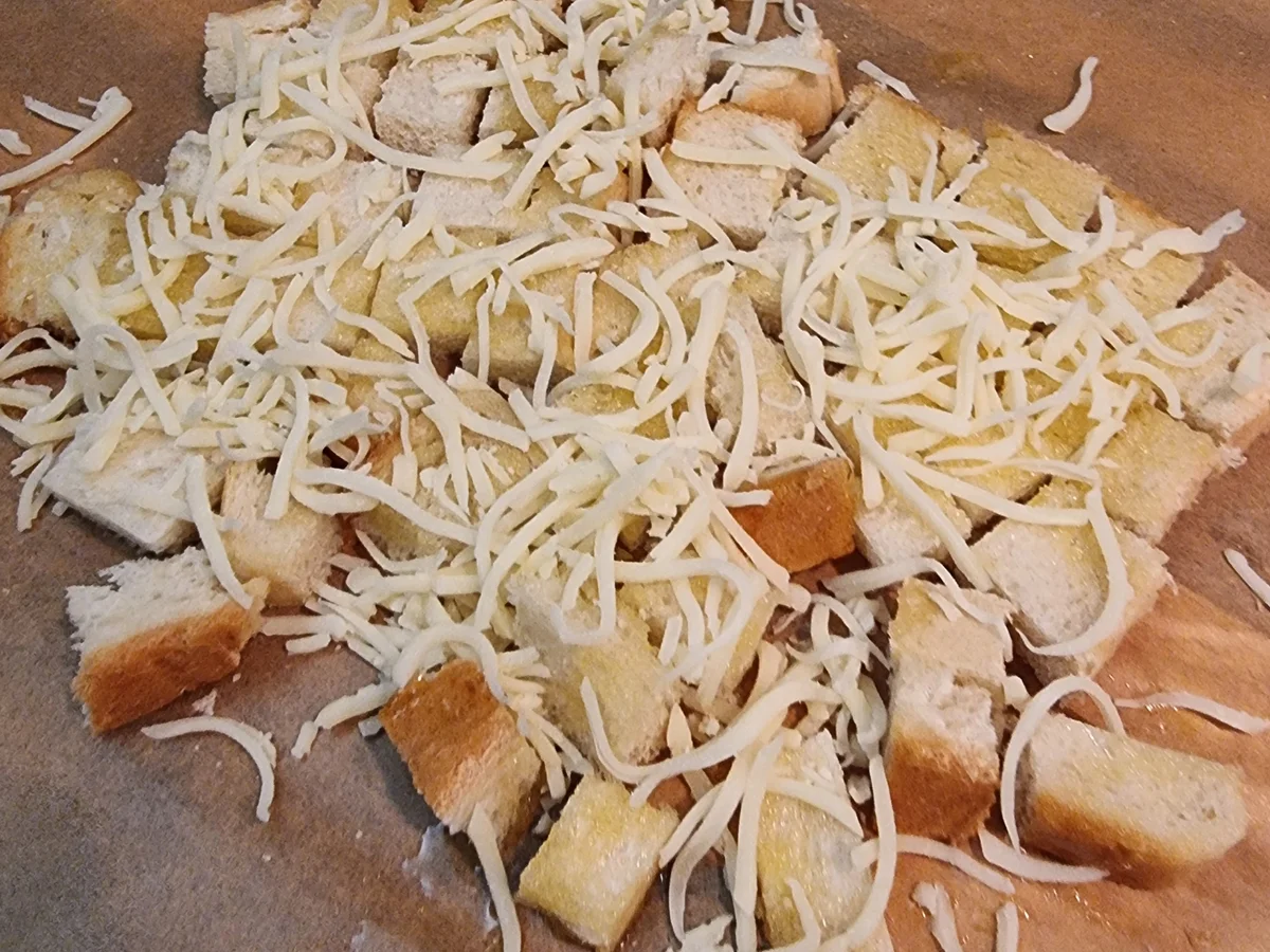 Rezept: Zwiebelsuppe mit Käse-Brotwürfeln Bild Nr. 17530 Zwiebelsuppe mit Käse-Brotwürfeln - Rezept - Bild Nr. 17530