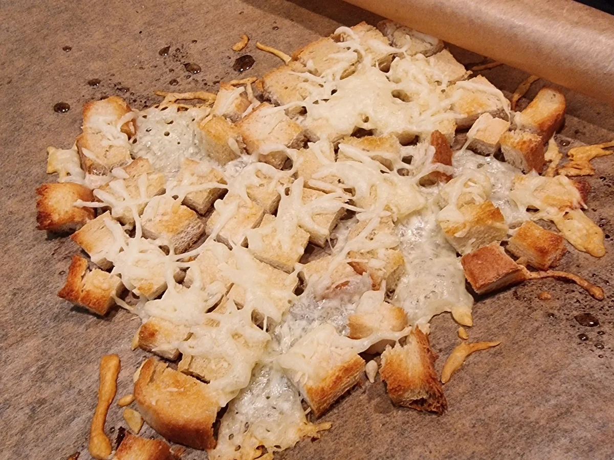 Rezept: Zwiebelsuppe mit Käse-Brotwürfeln Bild Nr. 17531 Zwiebelsuppe mit Käse-Brotwürfeln - Rezept - Bild Nr. 17531