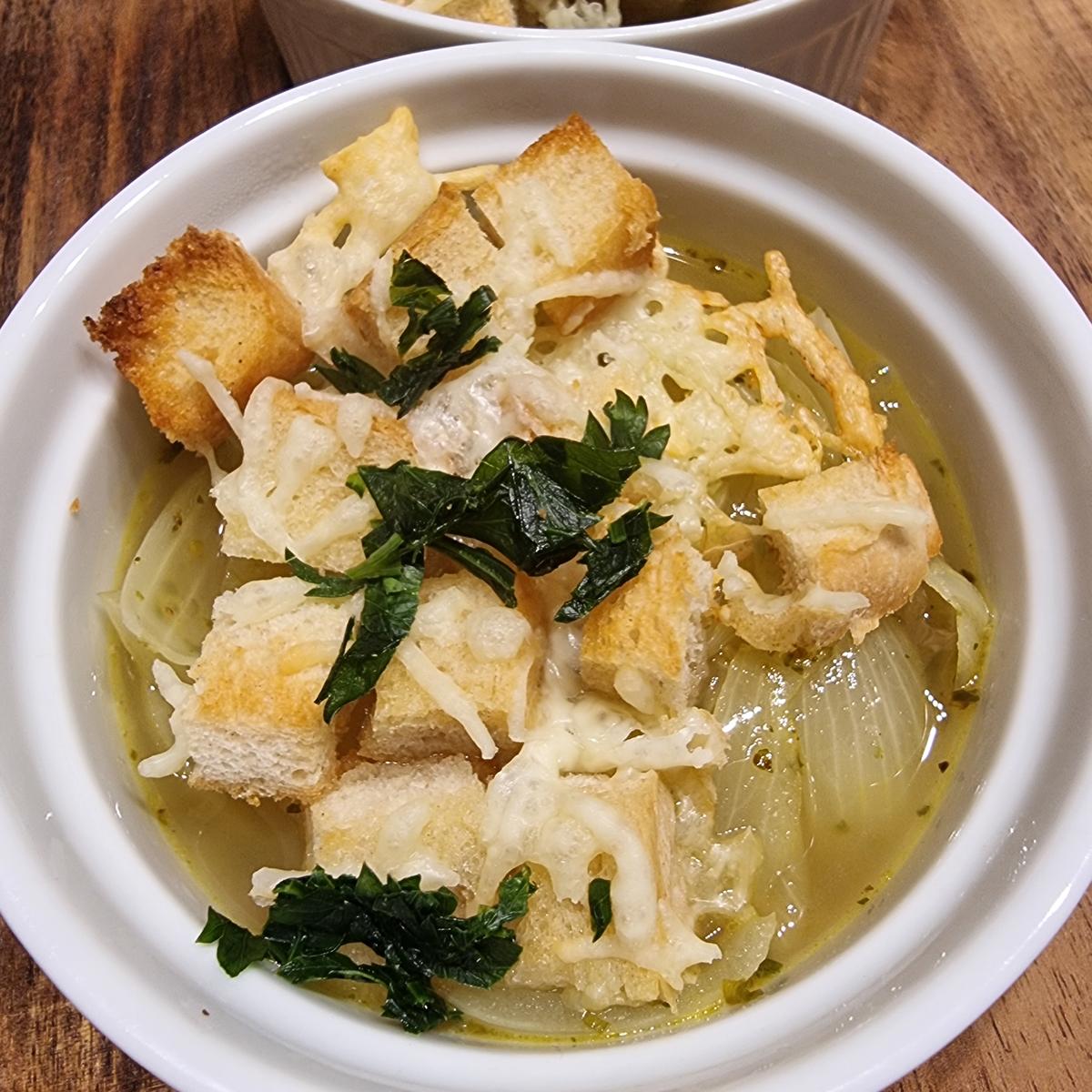 Rezept: Zwiebelsuppe mit Käse-Brotwürfeln Bild Nr. 17534 Zwiebelsuppe mit Käse-Brotwürfeln - Rezept - Bild Nr. 17534