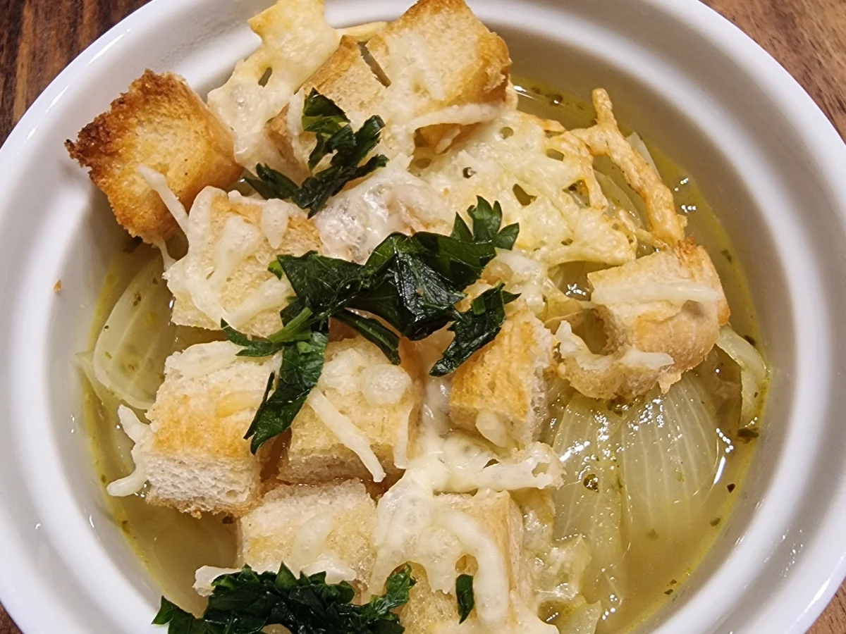 Rezept: Zwiebelsuppe mit Käse-Brotwürfeln Bild Nr. 17534 Zwiebelsuppe mit Käse-Brotwürfeln - Rezept - Bild Nr. 17534