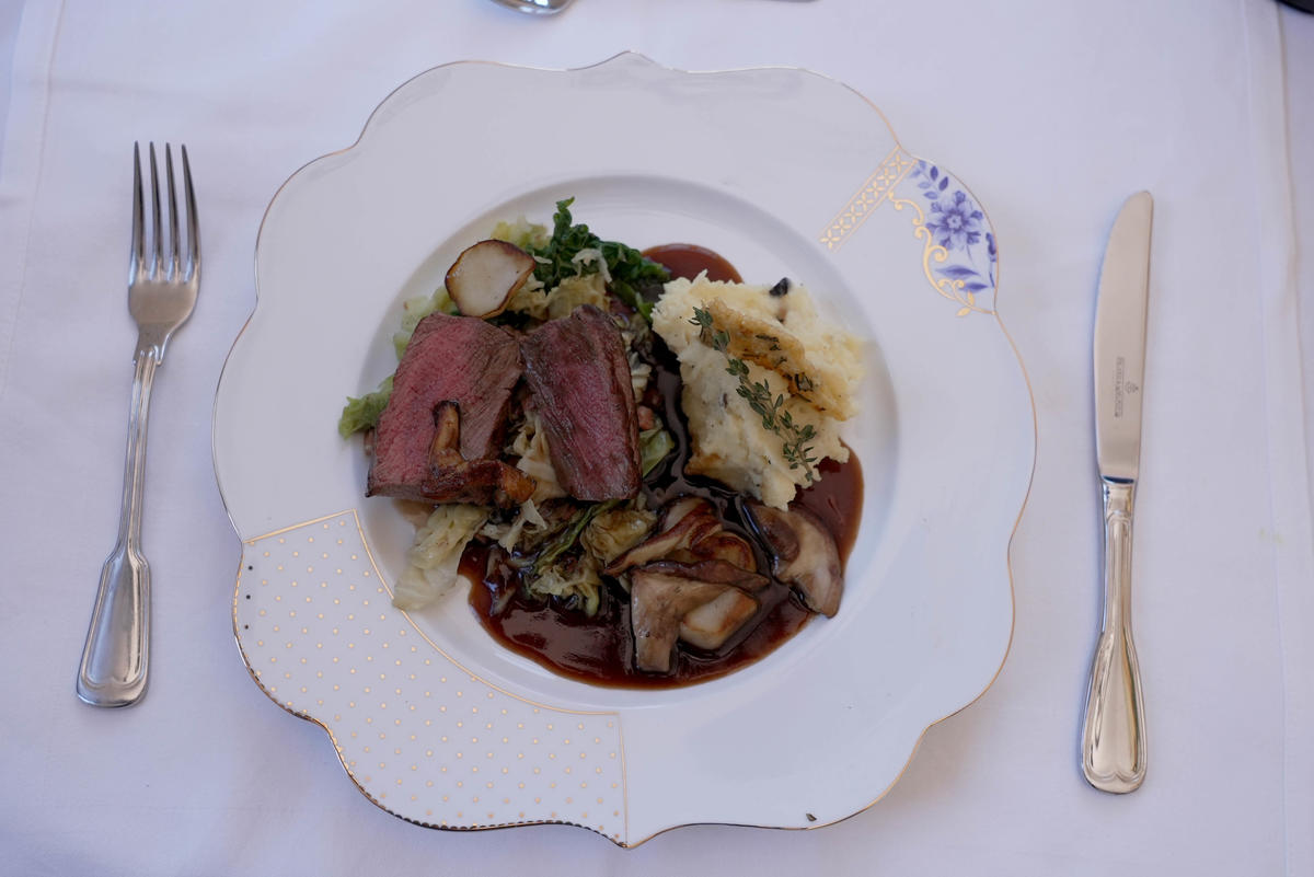 Hirschrückenmedaillons mit Trüffel-Kartoffelpüree, Wirsinggemüse und Steinpilzen - Rezept - Bild Nr. 17520