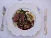 Hirschrückenmedaillons mit Trüffel-Kartoffelpüree, Wirsinggemüse und Steinpilzen - Rezept - Bild Nr. 17520