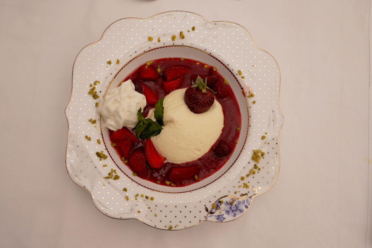 Weiße Schokomousse mit Espuma auf Erdbeer-Gin-Spiegel - Rezept - Bild Nr. 2