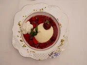 Weiße Schokomousse mit Espuma auf Erdbeer-Gin-Spiegel - Rezept - Bild Nr. 2