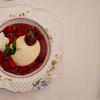 Weiße Schokomousse mit Espuma auf Erdbeer-Gin-Spiegel - Rezept - Bild Nr. 2