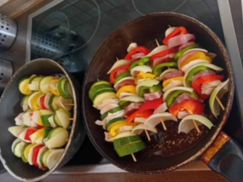 Bunte Schaschlik Spieße mit Currysauce und Baguette - Rezept - Bild Nr. 17526