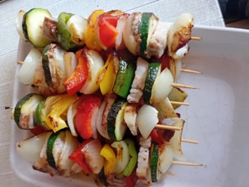Bunte Schaschlik Spieße mit Currysauce und Baguette - Rezept - Bild Nr. 17529