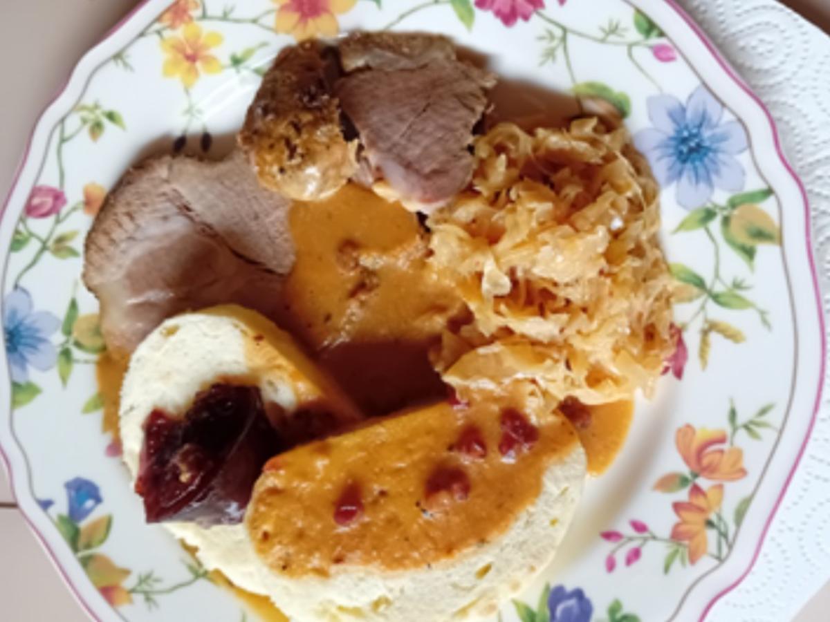 Schweinenackenbraten mit pikanter Sauce, herzhaften Sauerkraut und Böhmischen Knödelnn - Rezept - Bild Nr. 2