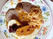 Schweinenackenbraten mit pikanter Sauce, herzhaften Sauerkraut und Böhmischen Knödelnn - Rezept - Bild Nr. 2