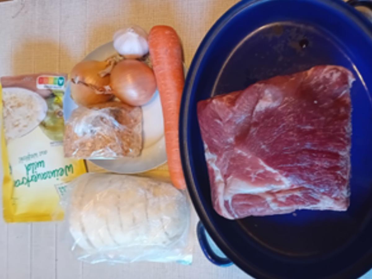Schweinenackenbraten mit pikanter Sauce, herzhaften Sauerkraut und Böhmischen Knödelnn - Rezept - Bild Nr. 3