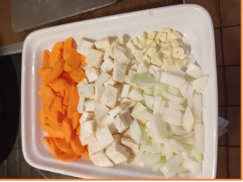 Schweinenackenbraten mit pikanter Sauce, herzhaften Sauerkraut und Böhmischen Knödelnn - Rezept - Bild Nr. 4