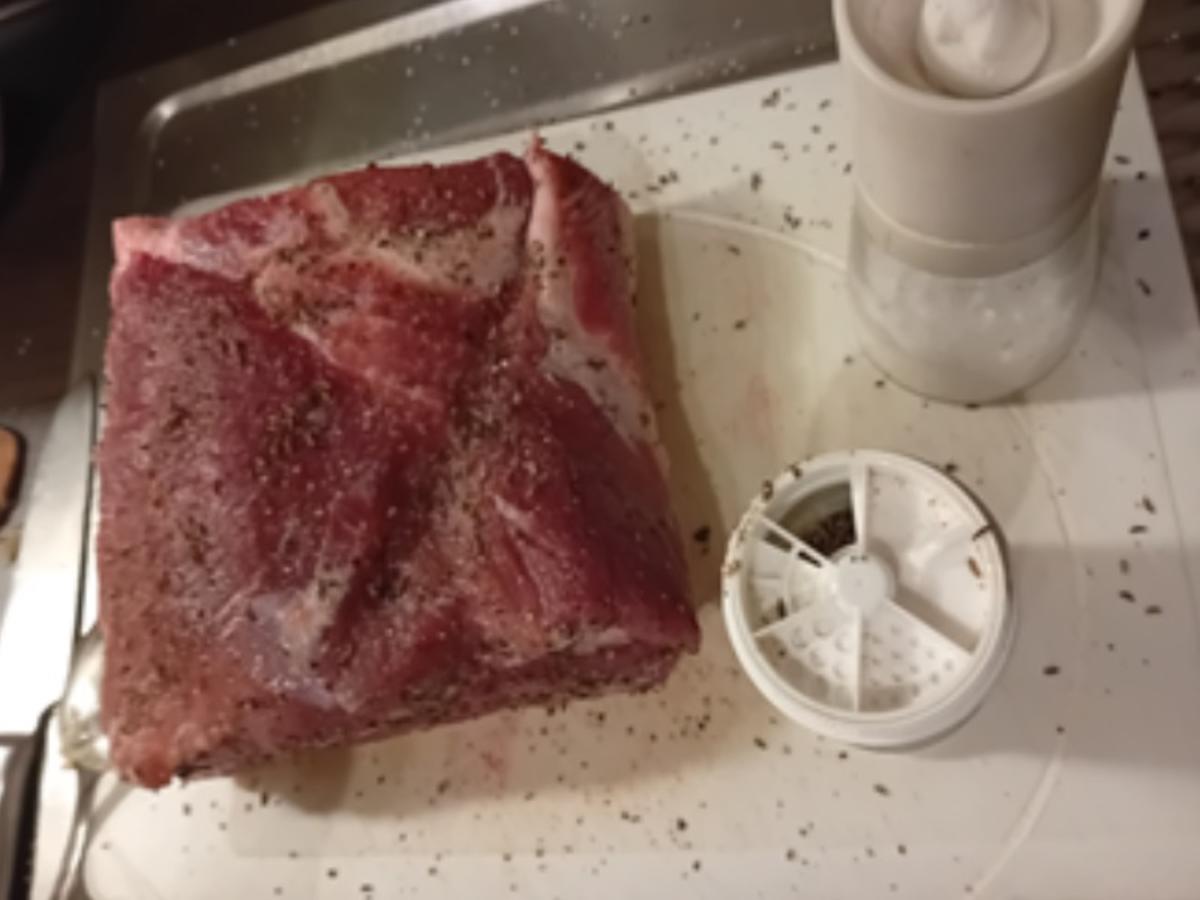 Schweinenackenbraten mit pikanter Sauce, herzhaften Sauerkraut und Böhmischen Knödelnn - Rezept - Bild Nr. 5