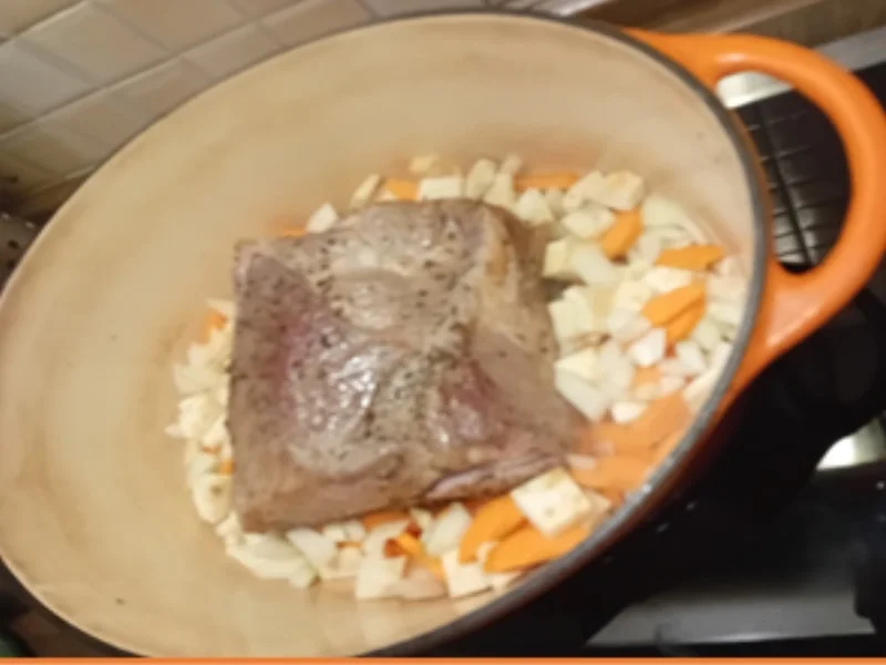 Schweinenackenbraten mit pikanter Sauce, herzhaften Sauerkraut und Böhmischen Knödelnn - Rezept - Bild Nr. 7