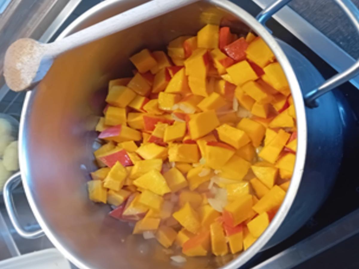 Kürbis-Apfelsuppe mit herzhafter Einlage - Rezept - Bild Nr. 17525