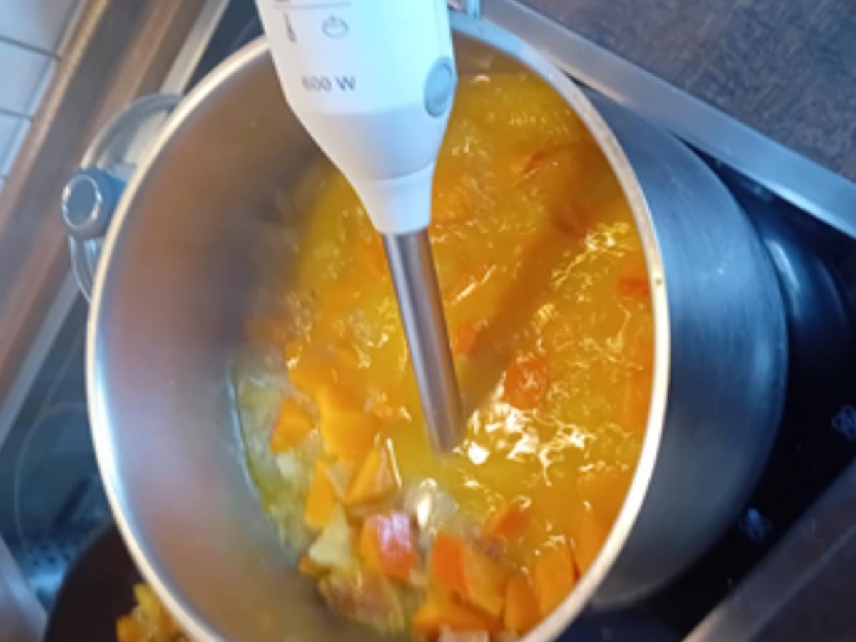 Kürbis-Apfelsuppe mit herzhafter Einlage - Rezept - Bild Nr. 17527