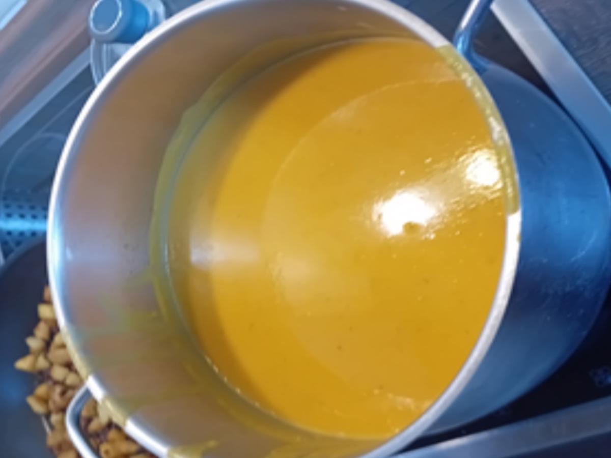 Kürbis-Apfelsuppe mit herzhafter Einlage - Rezept - Bild Nr. 17528