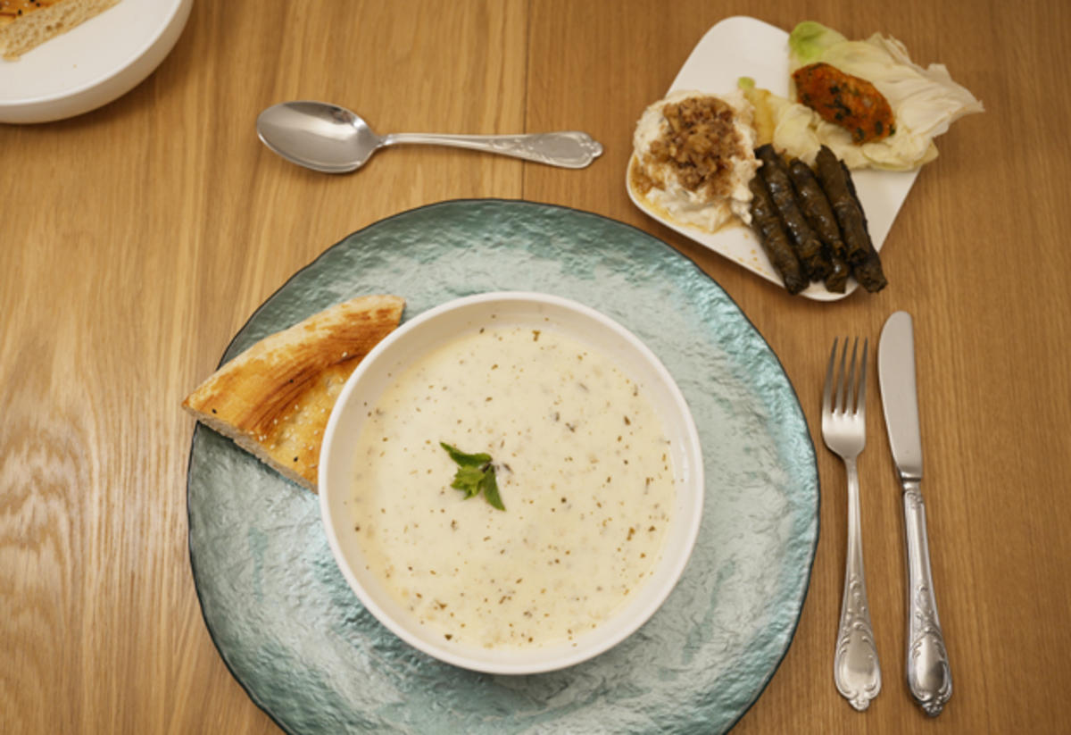 Linsenfrikadellen, Zucchini-Walnuss-Dip, gefüllte Weinblätter und hausgemachtes Weißbrot - Rezept - Bild Nr. 2