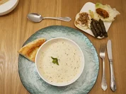 Linsenfrikadellen, Zucchini-Walnuss-Dip, gefüllte Weinblätter und hausgemachtes Weißbrot - Rezept - Bild Nr. 2