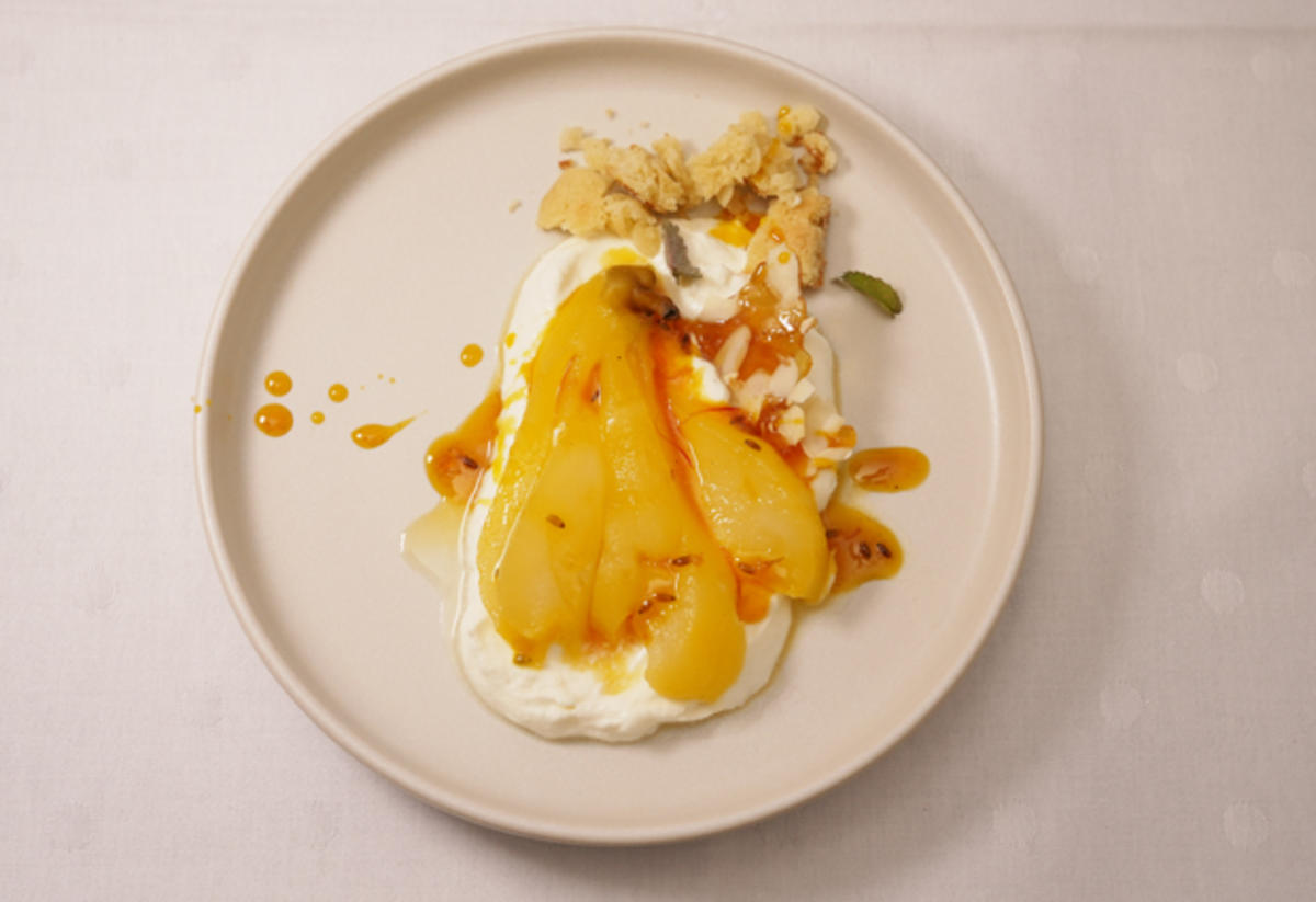 Pochierte Birne mit Mandelcrunch - Rezept - Bild Nr. 2