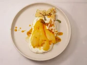 Pochierte Birne mit Mandelcrunch - Rezept - Bild Nr. 2