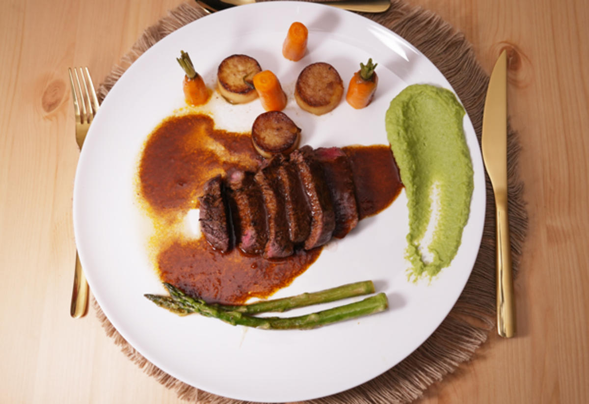 Rinderfilet mit Fondant-Kartoffeln,  Rotweinsauce, grünem Spargel und Orangenmöhren - Rezept - Bild Nr. 17533
