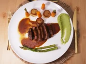 Rinderfilet mit Fondant-Kartoffeln,  Rotweinsauce, grünem Spargel und Orangenmöhren - Rezept - Bild Nr. 17533