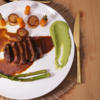 Rinderfilet mit Fondant-Kartoffeln,  Rotweinsauce, grünem Spargel und Orangenmöhren - Rezept - Bild Nr. 17533