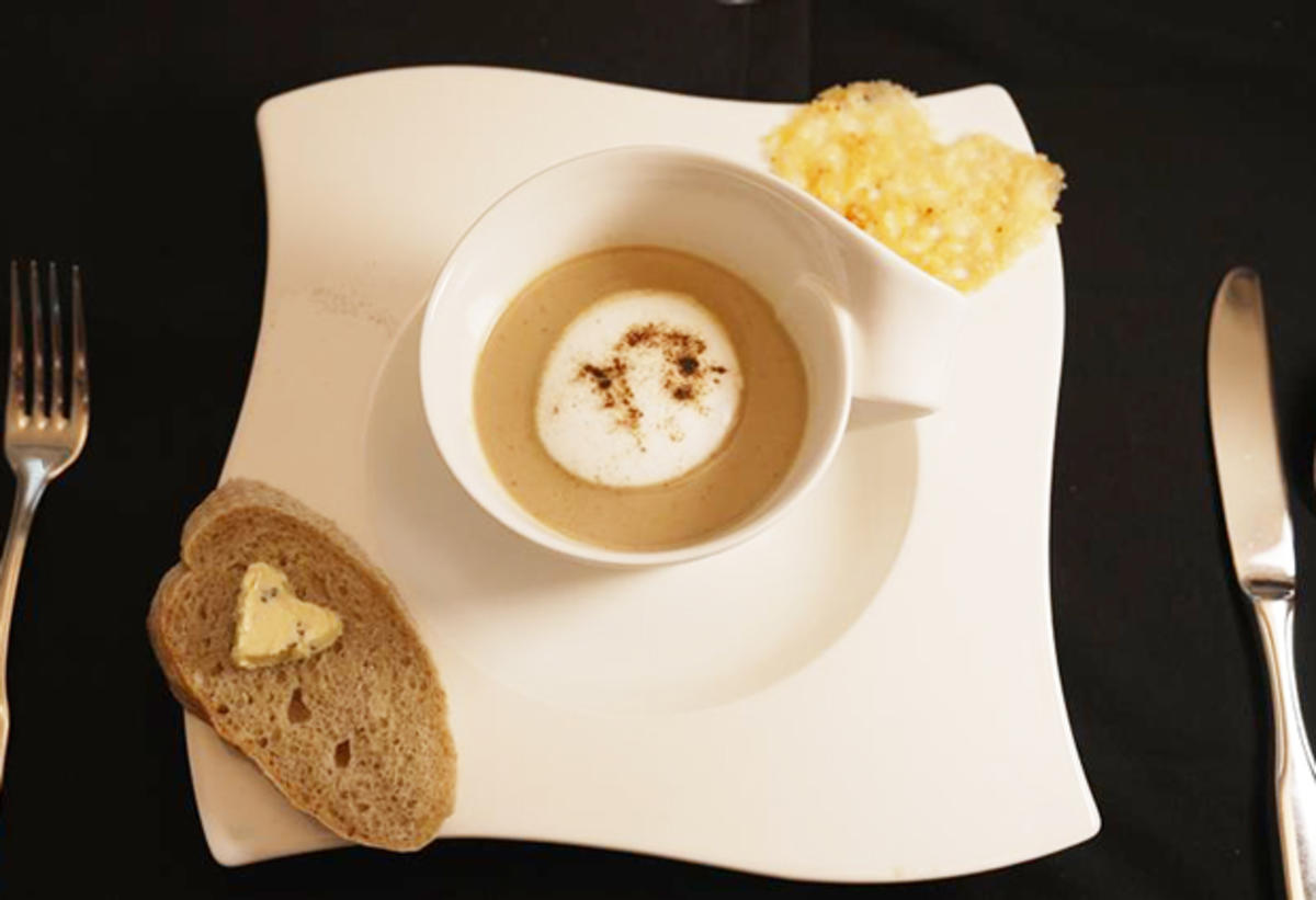Getrüffelter Steinpilzcappuccino mit Parmesanchip und Wurzelbaguette - Rezept - Bild Nr. 2