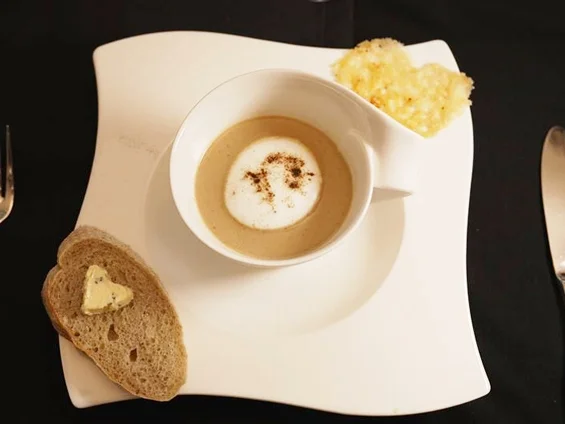 Getrüffelter Steinpilzcappuccino mit Parmesanchip und Wurzelbaguette - Rezept - Bild Nr. 2