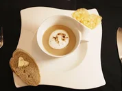Getrüffelter Steinpilzcappuccino mit Parmesanchip und Wurzelbaguette - Rezept - Bild Nr. 2